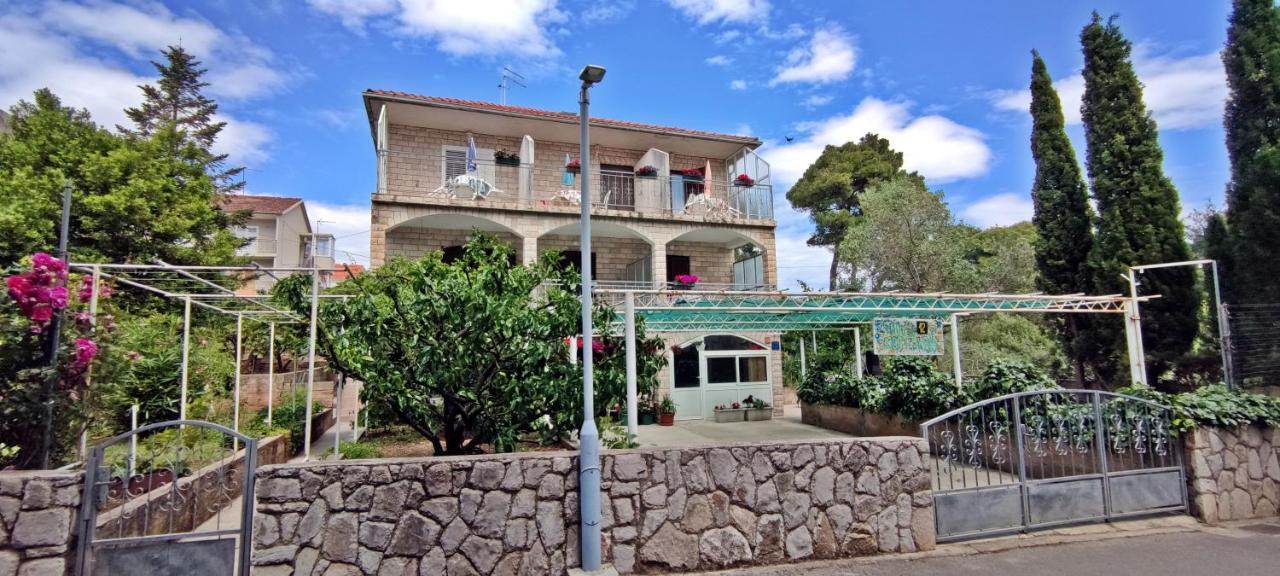 Apartments 1000 Flowers Stari Grad  Exterior foto