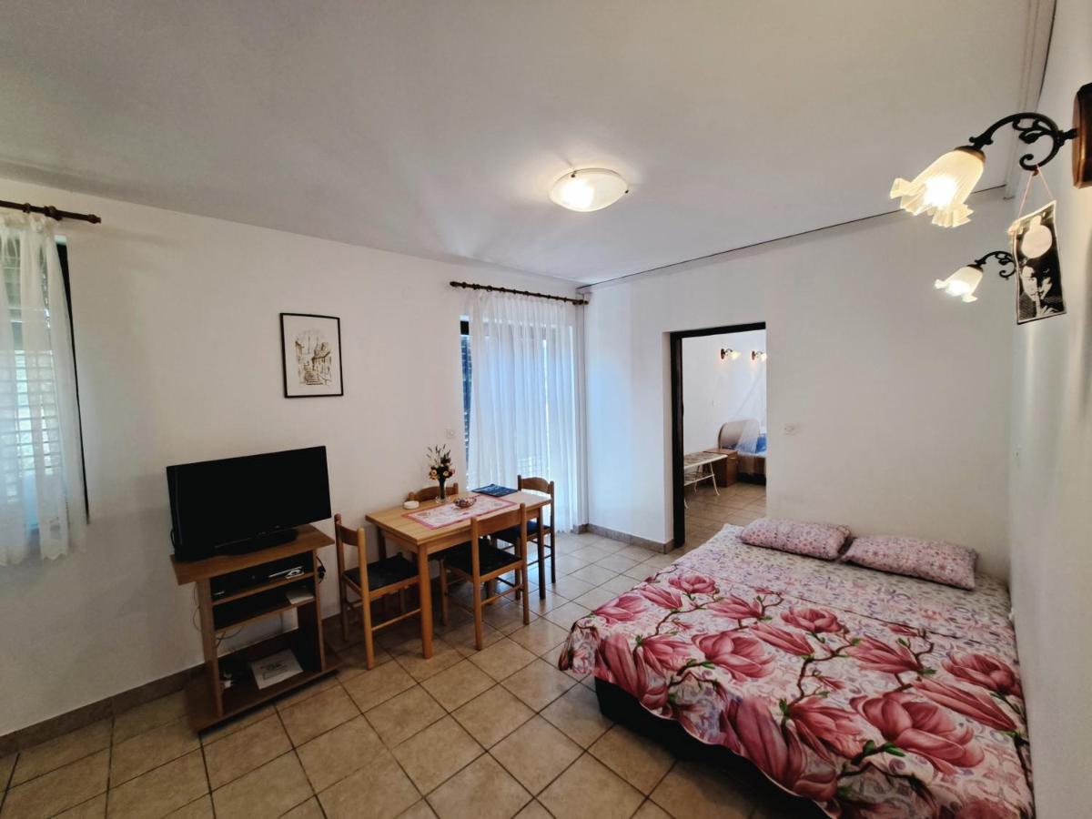 Apartments 1000 Flowers Stari Grad  Exterior foto
